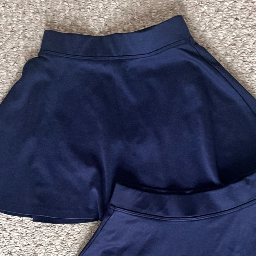 Bundle of 2 The children’s Place girls school navy skorts 5/6 - Picture 2 of 3